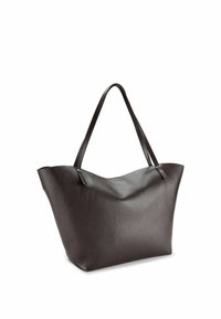 Braune Leder-Tragetasche mit strukturierter Oberfläche, breiter Form und zwei stabilen Griffen, mit minimalistischem Design ohne zusätzliche Akzente.