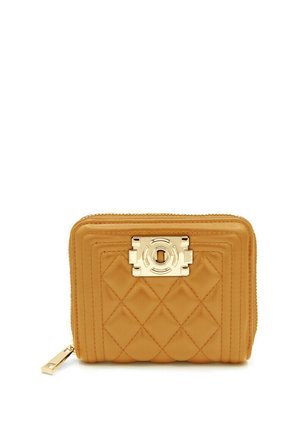 Portefeuille en cuir tan matelassé avec un fermoir et une fermeture éclair en ton doré. Présente un motif en diamant et une texture lisse.