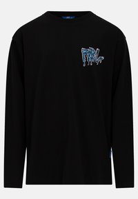 Schwarzes Langarm-T-Shirt aus Baumwolle mit Rundhalsausschnitt, ausgestattet mit einem blauen Grafikdruck auf der linken Brust.