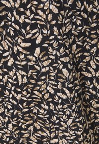 Černá látka s jemným vzorem krémových a béžových listů. Textura působí hladce s mírným leskem.