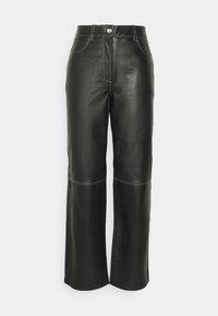 Svart högmidjade byxor i konstläder med vida ben, fickknappslås fram, bältesslingor och synliga vita sömmar på fickorna och knäna.