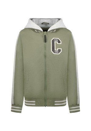 Olijfgroene jas met ritssluiting, grijze capuchon, gestreepte mouwen en voorschoten met zakken. Voorzien van een 'C' logo patch en zachte textuur.