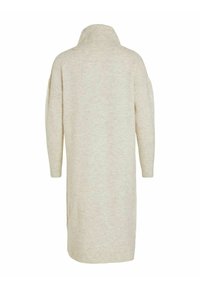 Lungo vestito beige lavorato a maglia con colletto alto, spalle scese e maniche lunghe. Tessuto morbido e testurizzato con leggere variazioni di colore.