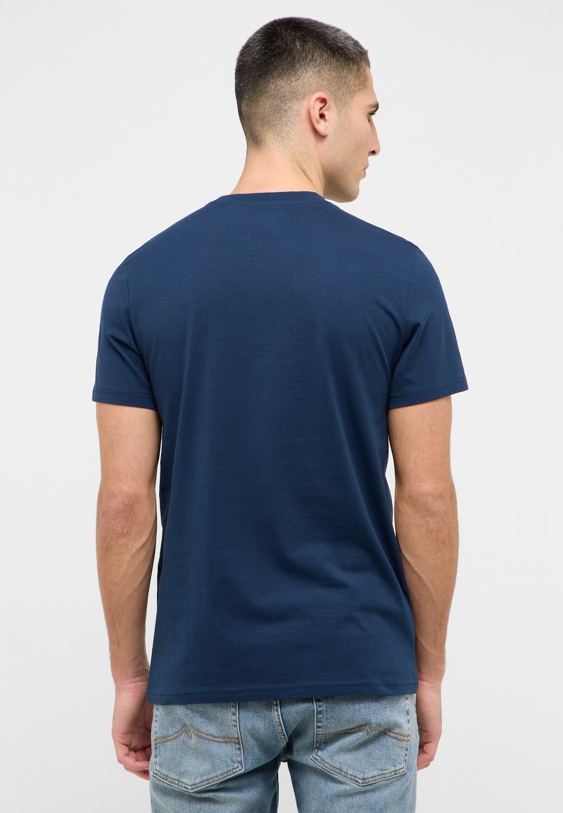 T-shirt bleu marine à manches courtes avec un col ras du cou, fabriqué en tissu doux. Design simple et épuré sans motifs ni accents visibles.
