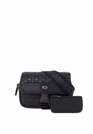 Sac bandoulière noir texturé avec sangle réglable et petite pochette zippée assortie attachée sur fond blanc.