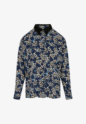 Blouse met lange mouwen met zwarte, blauwe en witte bloemen- en luipaardprint, voorzien van een zwarte kanten kraag en knoopsluiting aan de voorkant.