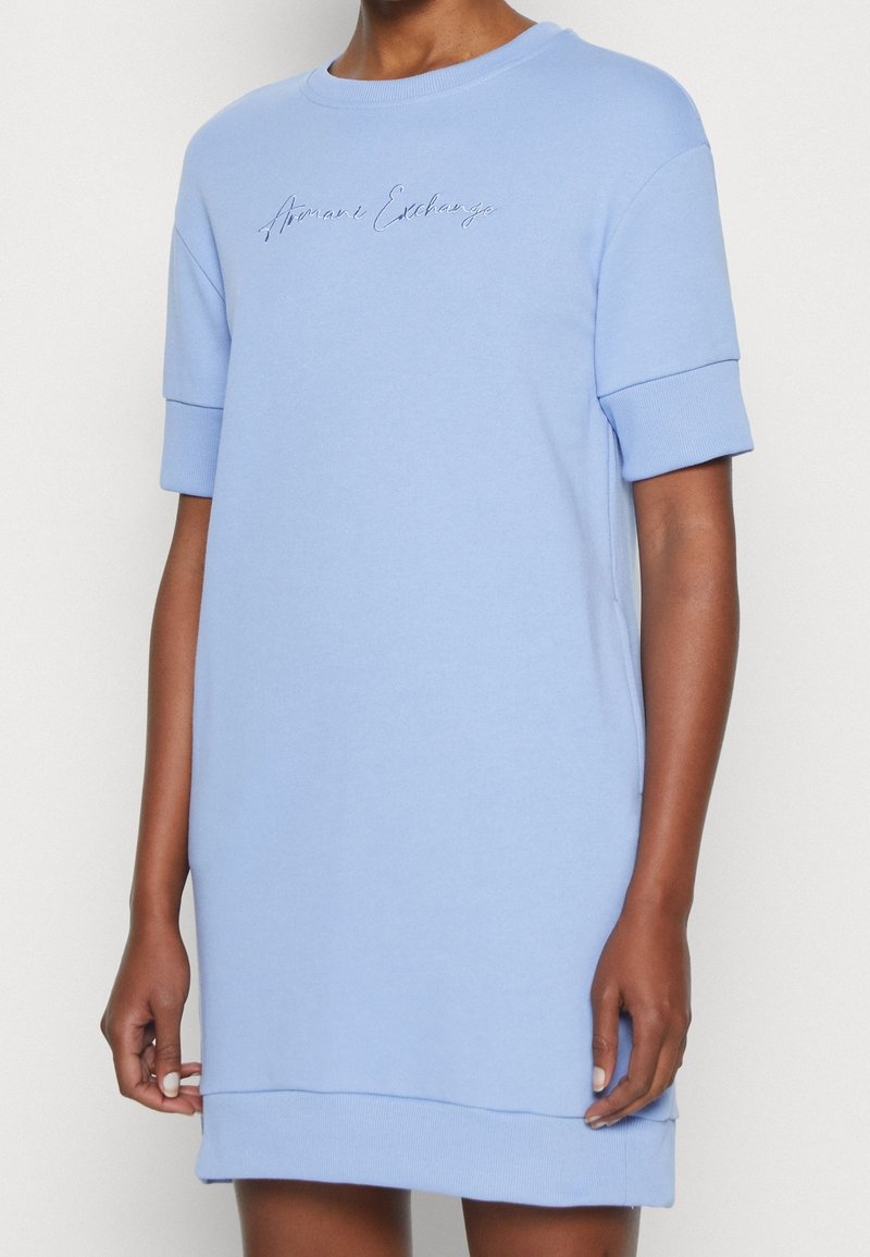 Ljust blå kortärmad klänning i mjukt tyg med en avslappnad passform, med broderad "Armani Exchange"-logotyp över bröstet.