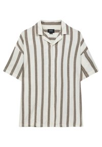 Camisa de manga corta en blanco con rayas verticales marrones. Cuenta con cuello y botones en la parte delantera; el tejido tiene un patrón texturizado.