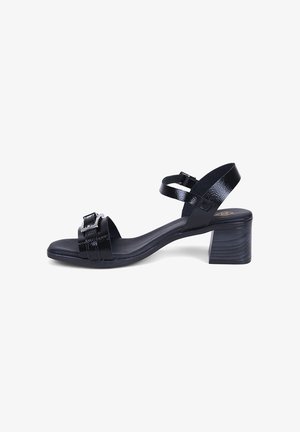 Sandale en cuir verni noir avec un petit talon bloc, bride à la cheville avec boucle et bout ouvert avec deux brides avant à boucle.