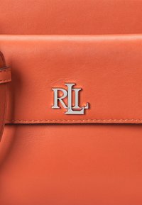 Lauren Ralph Lauren LEATHER MEDIUM MARCY CAMERA BAG - Axelremsväska - rust orange