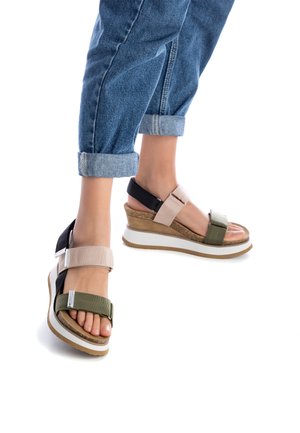 Sandalias de cuña - kakhi