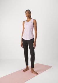 Puma STUDIO FOUNDATION RACERBACK TANK - Felső - grape mist