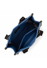 Intérieur d'un sac fourre-tout noir avec une doublure bleue. Comprend une poche zippée et deux compartiments ouverts. Fabriqué en matériau durable.