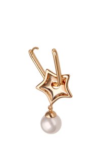 Náušnice ve tvaru zlaté hvězdy s lesklým povrchem, pod kterými visí bílá perla. Elegantní design se hladkým, lesklým povrchem.