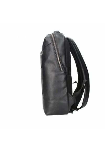 Zwarte leren rugzak met een gladde textuur, voorzien van een zijzak met rits, gewatteerde schouderbanden en een gestructureerde rechthoekige vorm.