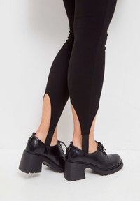 Cesare Gaspari Zapatos con cordones - black
