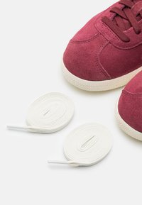 adidas Originals GAZELLE UNISEX - Trainers - shadow red/cream white/gold metallic