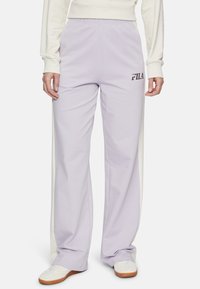 Lichtpaarse sweatpants met een gladde textuur, voorzien van een witte zijstreep en een zwart Fila-logo op de linkerheup. Elastische tailleband.