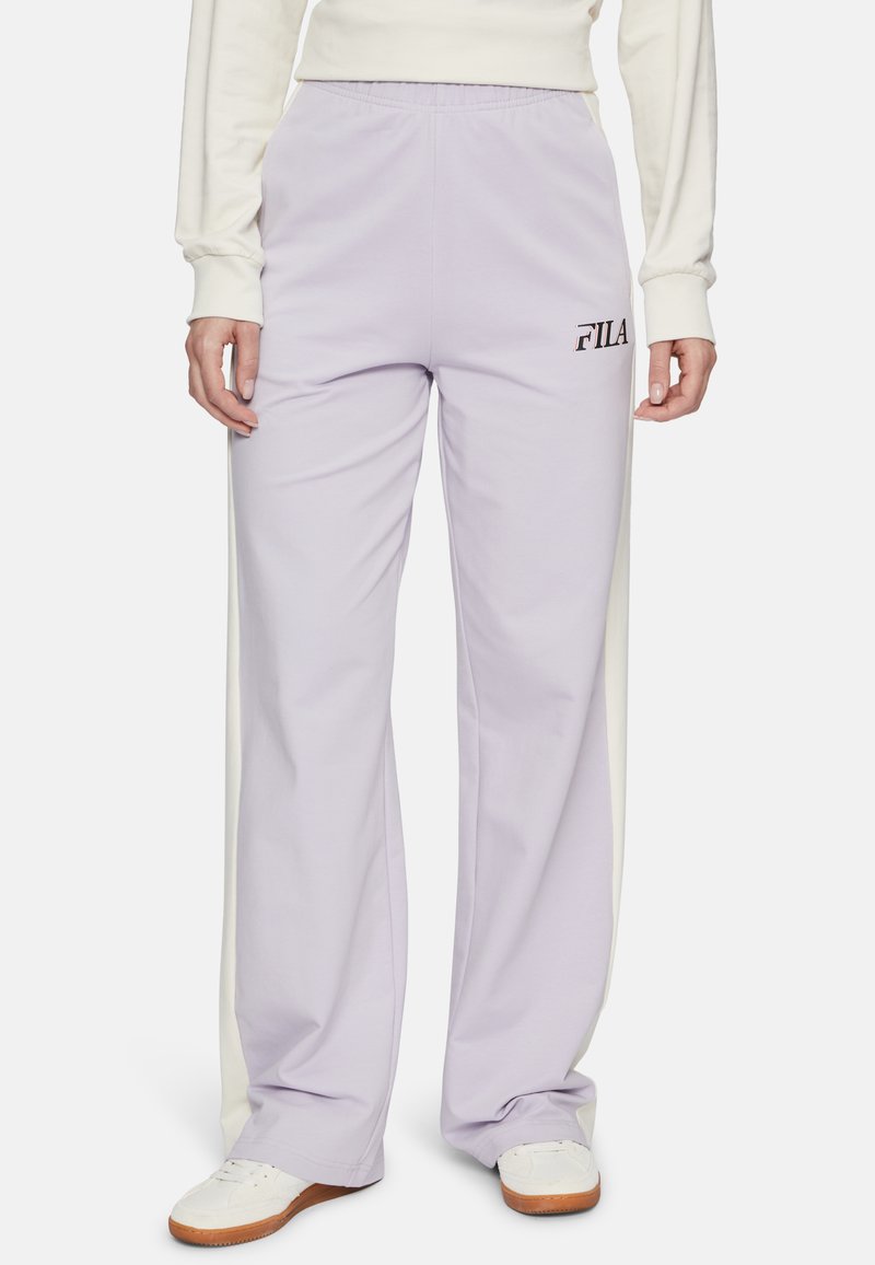 Lichtpaarse sweatpants met een gladde textuur, voorzien van een witte zijstreep en een zwart Fila-logo op de linkerheup. Elastische tailleband.