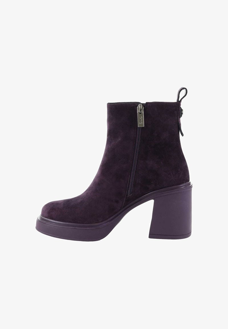 Fioletowe zamszowe botki za kostkę z szerokim obcasem, bocznym zamkiem błyskawicznym i pętelką do ciągnięcia. Gładka faktura i zaokrąglony kształt palców.