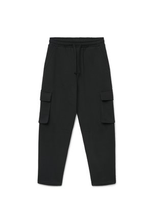 Pantaloni cargo neri con vita elastica, coulisse, tasche laterali e due tasche con patta su ogni coscia.