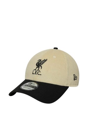 Beige und schwarze Baseballkappe mit besticktem Liverpool FC-Logo auf der Vorderseite und verstellbarem Riemen, aus dem vorderen linken Blickwinkel gesehen.