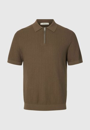 Barna rövid ujjú kötött galléros póló texturált mintával és gallér alatti elülső cipzárral, egyszerű háttér előtt bemutatva.