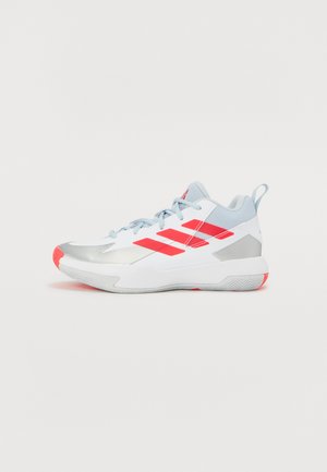 Zapatillas deportivas en blanco y plata, con acentos rojos y tres rayas rojas. Parte superior de tela de malla con una suela de goma texturizada.