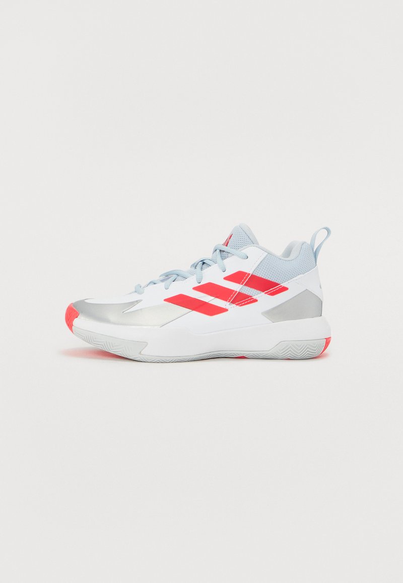 Des chaussures de sport blanches et argentées, mettant en avant des accents rouges et trois rayures rouges. Tige en tissu en maille avec une semelle en caoutchouc texturée.