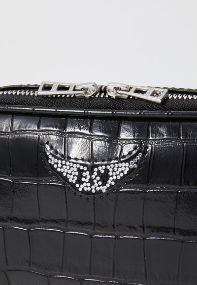 Zwarte faux krokodillenleren clutch met een gladde oppervlakte, zilveren ritssluiting en een versierd ontwerp in de vorm van vleugels met heldere rhinestones.