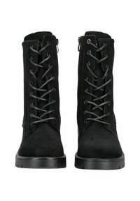 Schwarze Wildleder-Stiefeletten mit einer Schnürung an der Vorderseite, seitlichen Reißverschlüssen und einer strukturierten Oberfläche. Flache Gummisohlen sorgen für Stabilität und Grip.