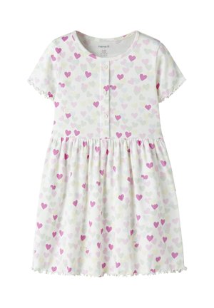 Vestido blanco para bebé con mangas cortas, estampados de corazones rosa, amarillos y grises, botones delanteros y bordes con volantes en las mangas y el dobladillo.