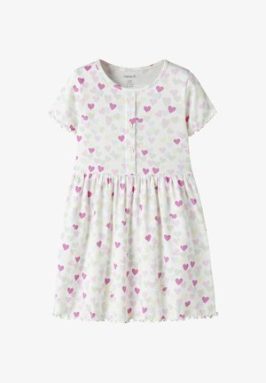 Vestido blanco para bebé con mangas cortas, estampados de corazones rosa, amarillos y grises, botones delanteros y bordes con volantes en las mangas y el dobladillo.