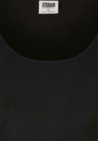 Svart tanktopp i organisk bomull med rund halslinning, med et merke som sier "URBAN CLASSICS" og størrelse XS. Glatt tekstur.