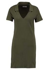 Olivgrünes, geripptes Kleid mit V-Ausschnitt, kurzen Ärmeln und gerader Silhouette, ausgestattet mit seitlichen Schlitzen für mehr Bewegungsfreiheit.