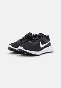 Scarpe da ginnastica nere con tomaia in mesh traspirante, logo swoosh bianco, intersuola bianca ammortizzata e suola in gomma testurizzata per la trazione.