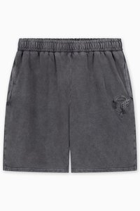 Grå shorts laget av mykt stoff, med elastisk midje og sidelommer. Inkluderer en subtil brodert logo detaljer på kanten.