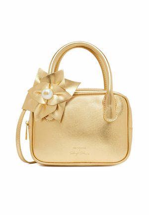 Kleine metalen gouden handtas met bovenhandgrepen en een grote gouden bloem met een witte parel in het midden aan één kant bevestigd.