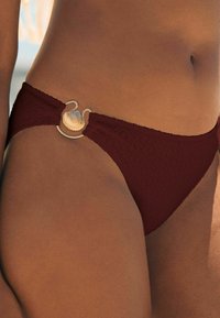 Love & Roses TEXTURED SHELL TRIM  - Spodnji deli kopalk - burgundy red