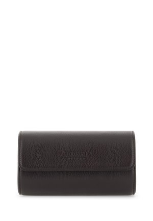 Portefeuille en cuir noir texturé avec fermeture à rabat et nom de marque subtilement embossé centré sur le devant.