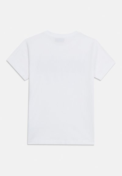 Απλό λευκό κοντομάνικο μπλουζάκι, απλωμένο επίπεδα, που δείχνει την πίσω πλευρά με στρογγυλή λαιμόκοψη σε ανοιχτό φόντο.