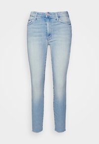 Jeans de mezclilla skinny de color azul claro con una cintura alta, parte frontal desgastada y dobladillo ligeramente deshilachado. Presenta bolsillos estándar y un cierre de botón sencillo.
