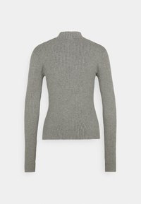 Rippstrick, eng anliegender Pullover mit langen Ärmeln in Mittelgrau, mit einem Stehkragen und einer glatten Textur. Rückansicht ohne sichtbare Logos oder Muster.