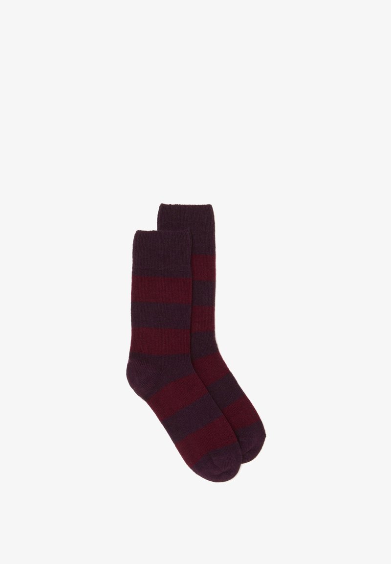Une paire de chaussettes en laine pliées avec de larges rayures horizontales en violet foncé et bordeaux sur un fond blanc.