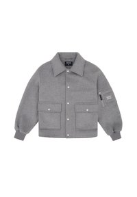 Šedá vlněná bunda s knoflíkovým zapínáním vpředu, velkými předními kapsami a žebrovanými manžetami. Obsahuje kapsu na zip na rukávu s logem.