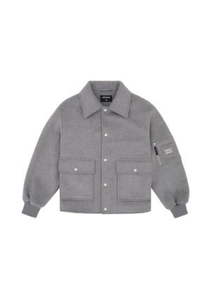 Giacca in lana grigia con chiusura a bottoni, grandi tasche anteriori e polsini a coste. Include una tasca con zip sulla manica con dettagli del marchio.