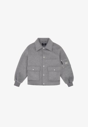 Giacca in lana grigia con chiusura a bottoni, grandi tasche anteriori e polsini a coste. Include una tasca con zip sulla manica con dettagli del marchio.