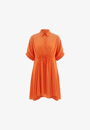 Hellorangene Kurzarmkleid mit Knopfleiste vorne, Kordelzug in der Taille, Kragen, aufgerollten Ärmeln und kleinen dekorativen weißen Punkten im oberen Bereich.