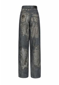 Jeans de pierna ancha en gris oscuro con un aspecto desgastado, que presentan parches de gris más claro y un acabado texturizado. Diseño de cinco bolsillos con una cintura de altura media.