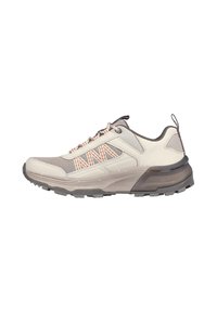 Sneaker beige chiaro realizzato in materiale mesh e sintetico. Caratterizzato da lacci arancioni, accenti testurizzati e una spessa suola in gomma grigia per una migliore aderenza.